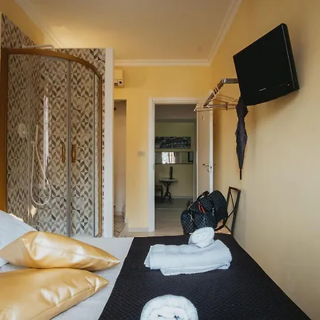 Rhome 18 Guest house